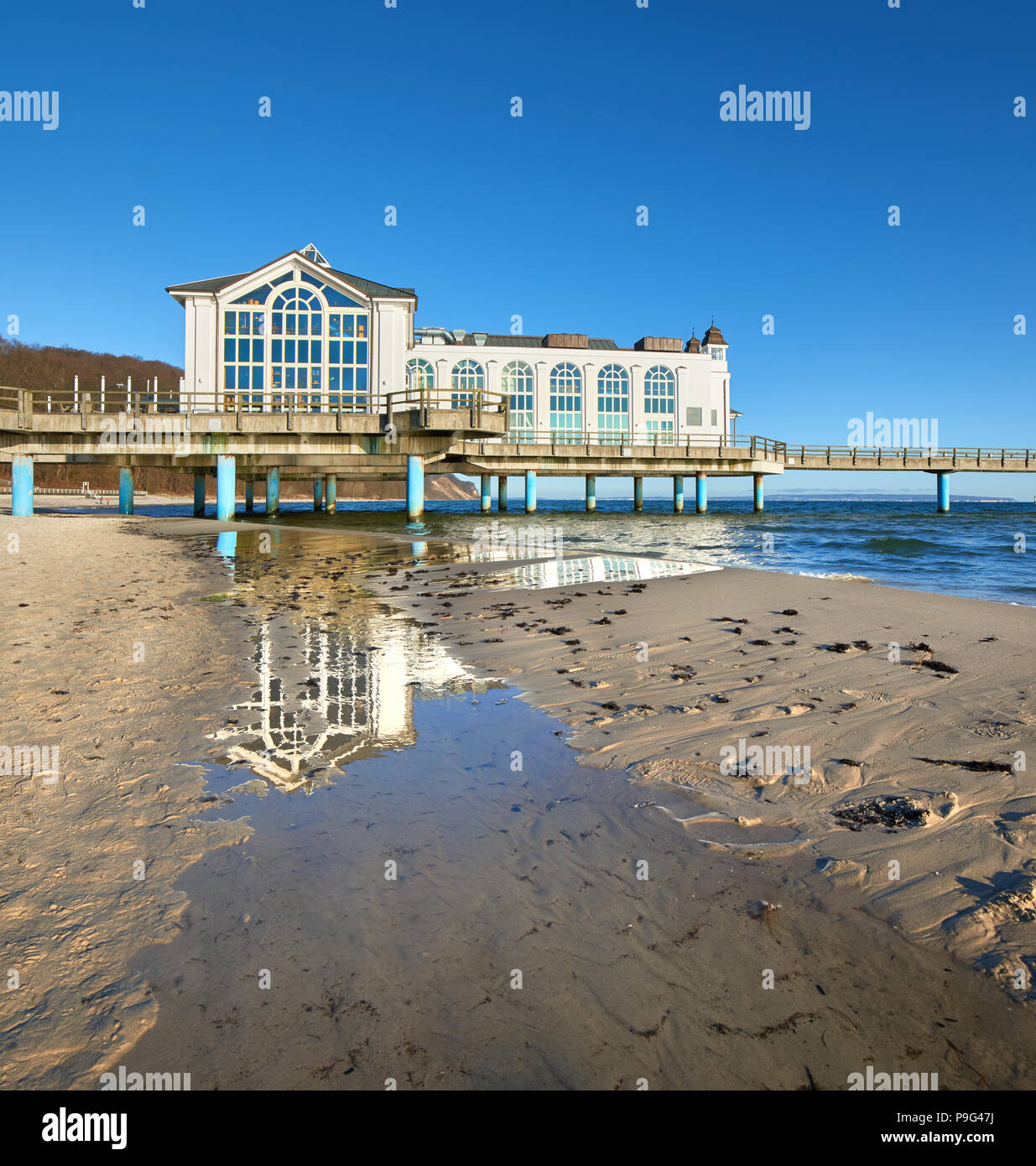 In Seebrucke Sellin sull'isola di Rügen, Mar Baltico, nella Germania settentrionale, in vista laterale con la riflessione in acqua di mare spruzzato su una spiaggia Foto Stock