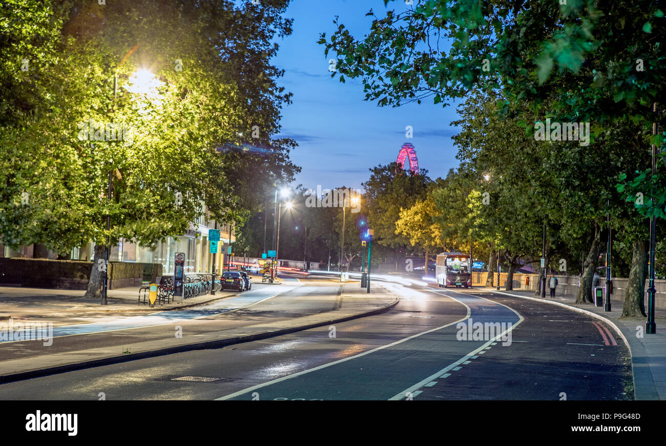 Il traffico su Victoria Embankment di notte London REGNO UNITO Foto Stock