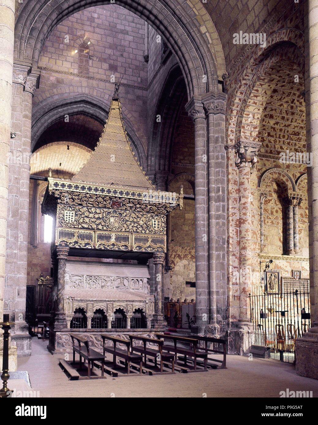 Interno-CENOTAFIO de los Santos Martires:VICENTE,SABINA Y CRISTETA S XV. Posizione: Basilica de San Vicente, AVILA, Spagna. Foto Stock