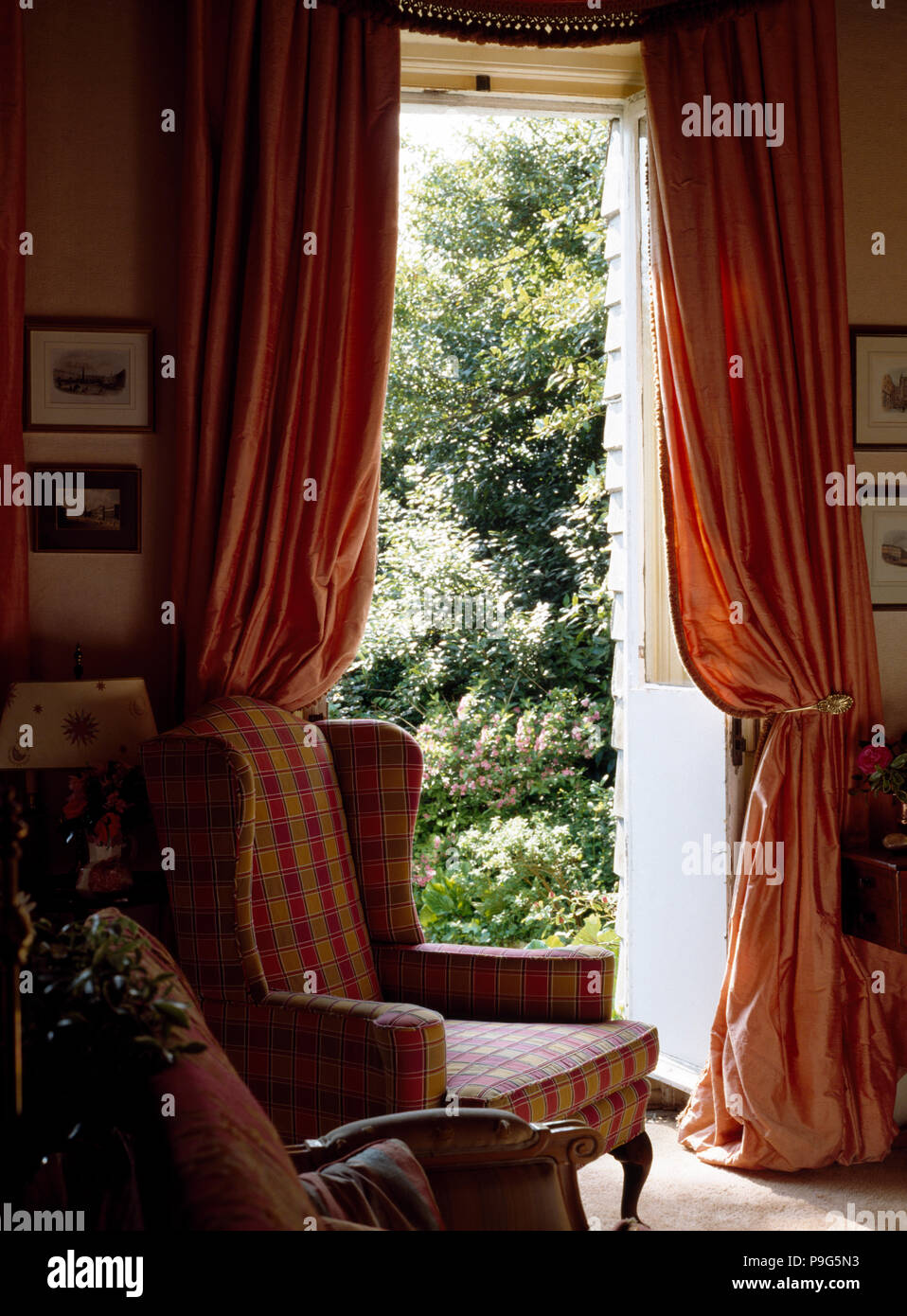 Peach tende di seta sulla porta aperta negli ottanta soggiorno Foto Stock