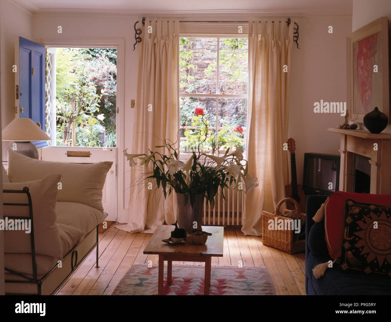 Tende bianche sulla finestra degli anni novanta in salotto Foto stock -  Alamy