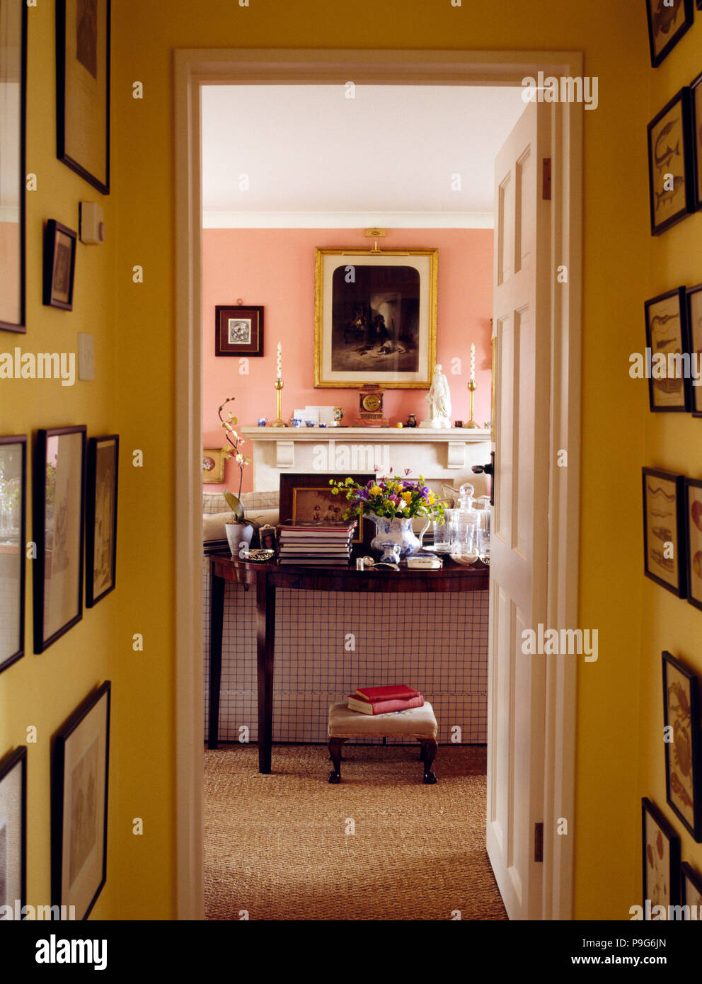 Sala Gialla con la porta aperta a un rosa pesca soggiorno Foto Stock
