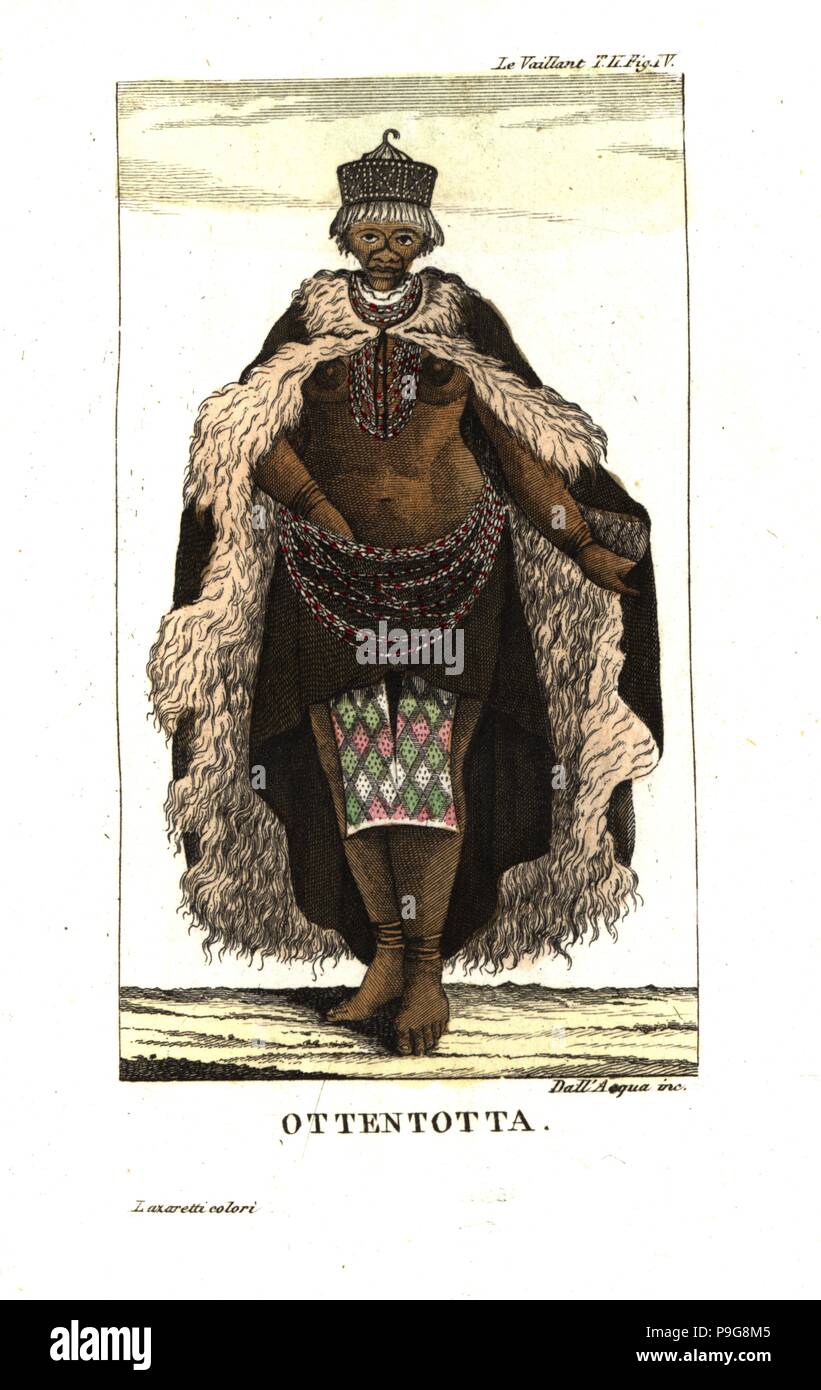 Khoikhoi (Hottentot) donna in abito completo di fur cape, bordato gonna, cavigliere, collane. Da Francois Le Vaillant il secondo viaggio all'interno dell'Africa. Incisione su rame da Dell'Acqua handcolored da Lazaretti da Giovanni Battista Sonzogno la raccolta dei più interessanti Viaggi (Raccolta de Viaggi piu interessanti), Milano, 1815-1817. Foto Stock