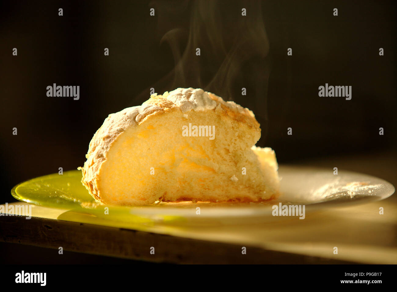 Una fetta di fresco pane fatto in casa Foto Stock Una fetta di fresco pane fatto in casa Foto Stock