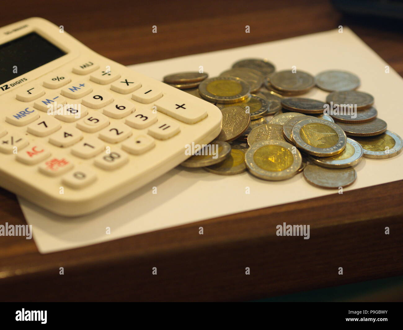 Baht tailandese di monete con la calcolatrice per scopo commerciale Foto Stock