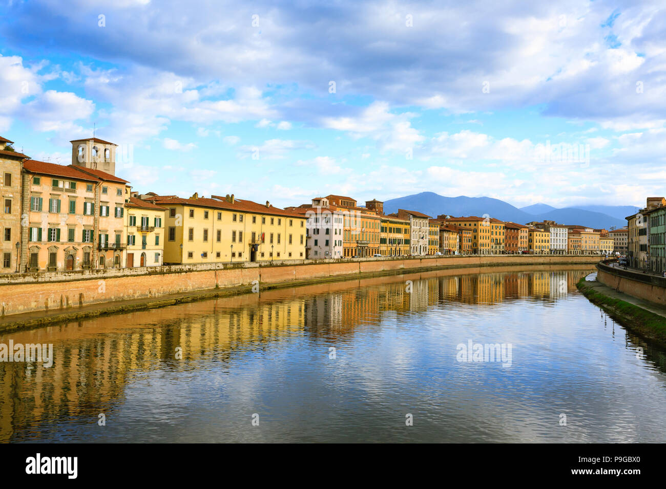 Vista di Pisa. Gli edifici lungo il fiume Arno. Punto di riferimento italiano, Toscana Foto Stock