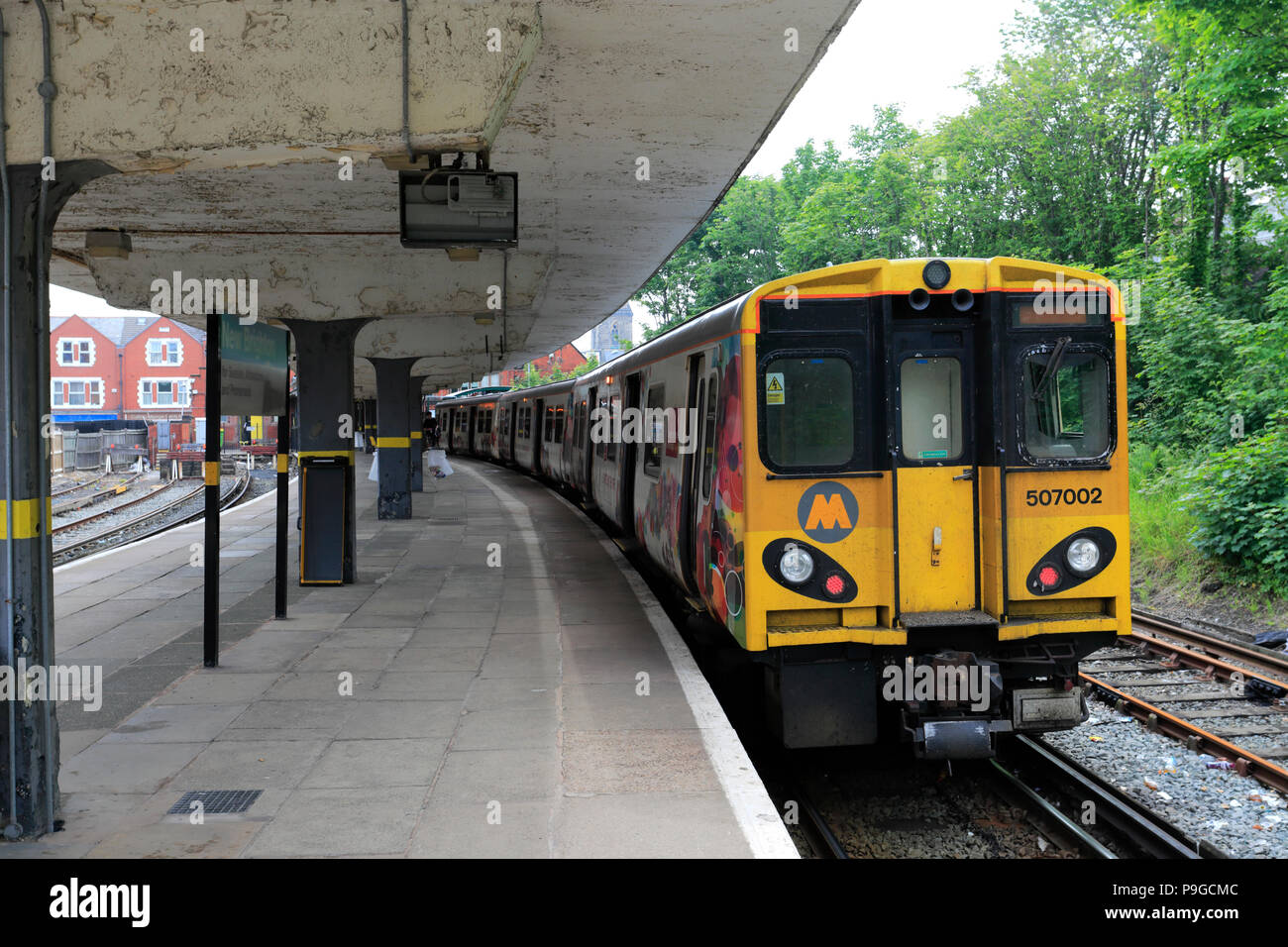 507002 Metro treno alla nuova stazione di Brighton, Wallasey town, Wirral, Merseyside England, Regno Unito Foto Stock