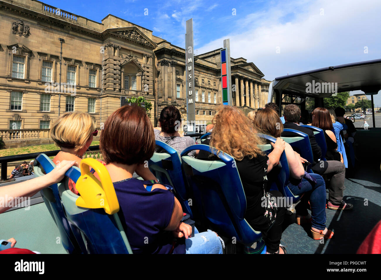 Tourist sull'autobus Hop on Hop off Bus, città di Liverpool, Merseyside England, Regno Unito Foto Stock