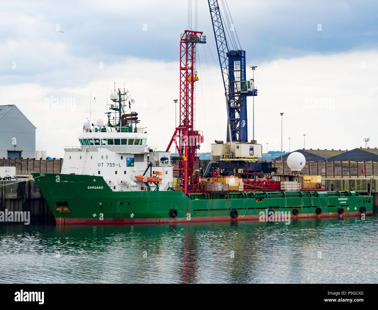 Alimentazione offshore Nave Gargano IMO: 9249403 di proprietà di Gulfmark equipaggiato di un impianto di perforazione per lo svolgimento di prove geotecniche in porto in Hartlepool Foto Stock