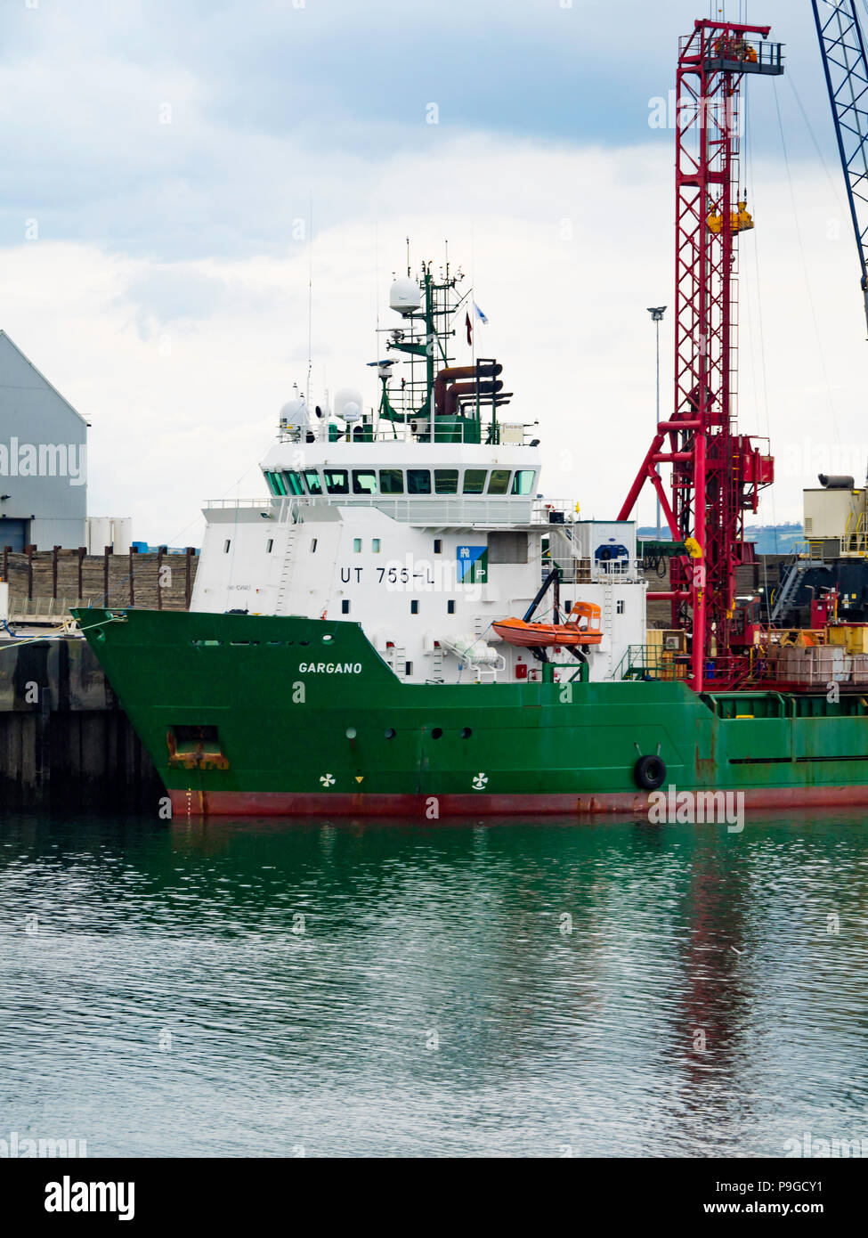 Alimentazione offshore Nave Gargano IMO: 9249403 di proprietà di Gulfmark equipaggiato di un impianto di perforazione per lo svolgimento di prove geotecniche in porto in Hartlepool Foto Stock