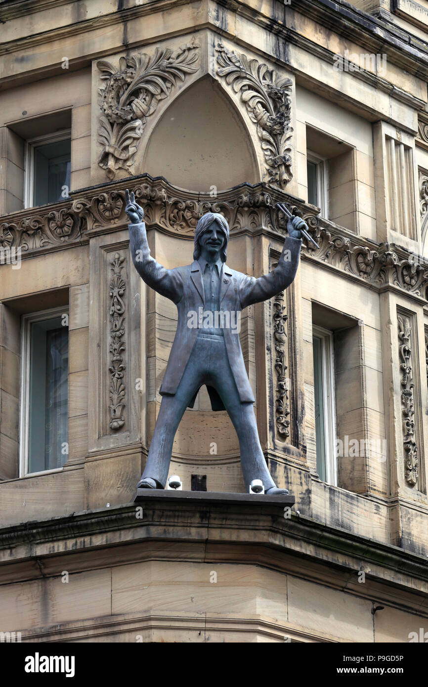 Statua di Ringo Star sulla dura giornata di notte Hotel, Liverpool, Merseyside England, Regno Unito Foto Stock