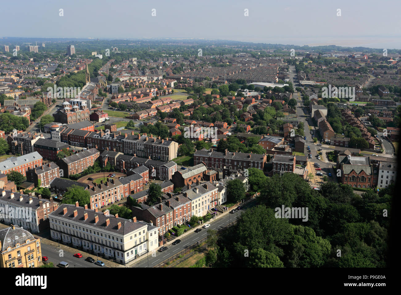 Vista sui tetti della città di Liverpool da anglicana di Liverpool Cathedral, Liverpool, Merseyside England, Regno Unito Foto Stock