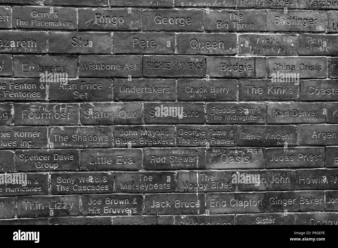 La parete della fama al di fuori del Cavern Club di Mathew Street, Città di Liverpool, Merseyside England, Regno Unito Foto Stock