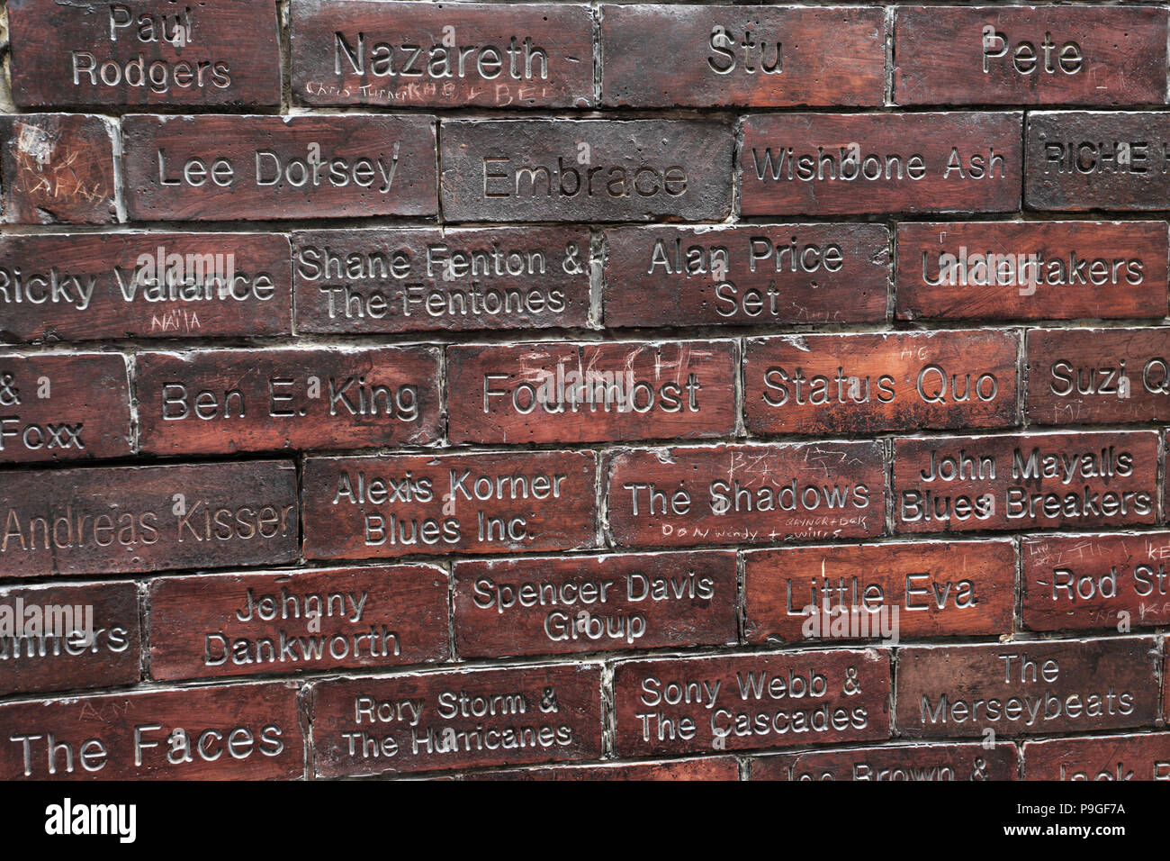 La parete della fama al di fuori del Cavern Club di Mathew Street, Città di Liverpool, Merseyside England, Regno Unito Foto Stock