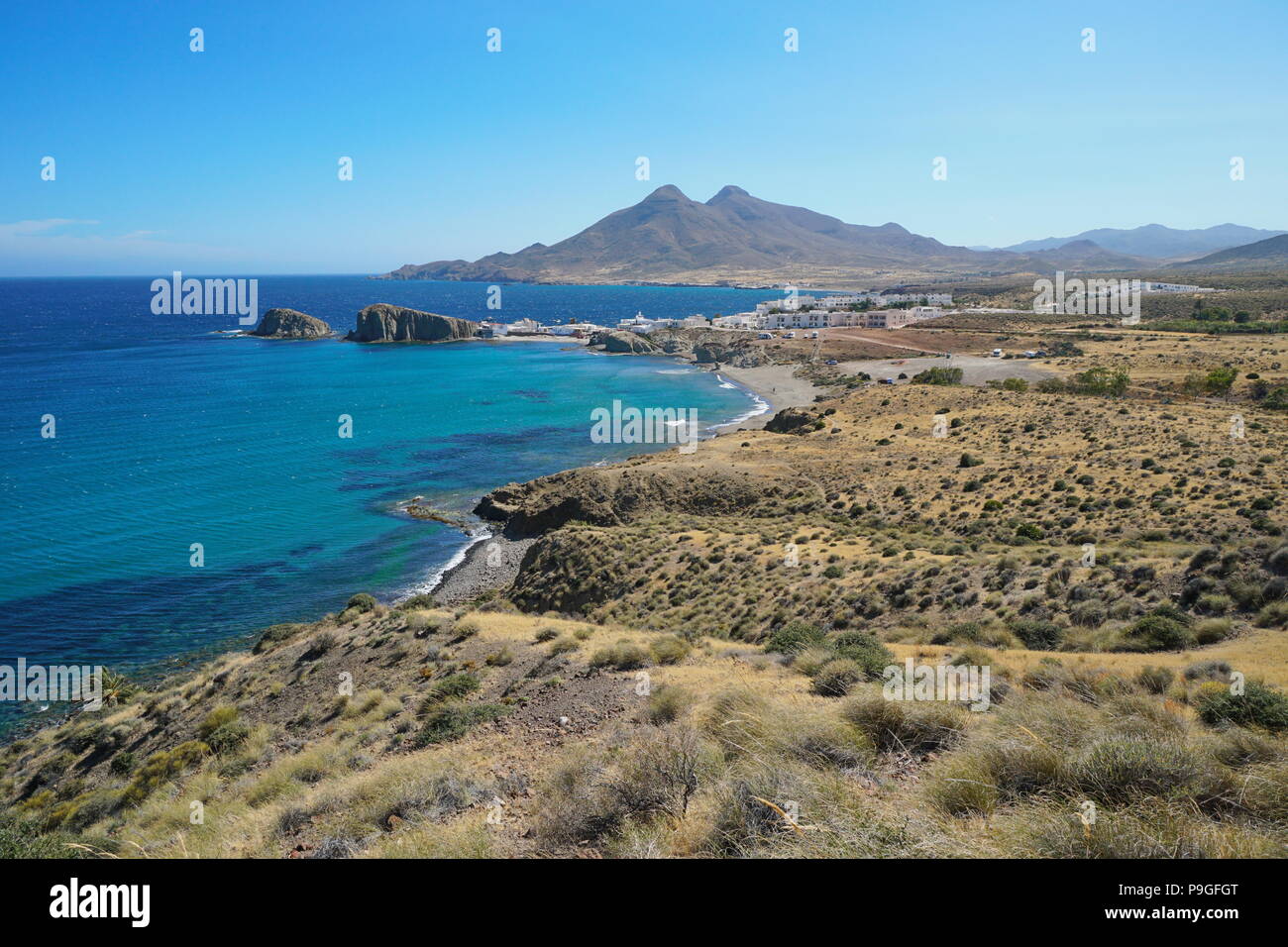 Il paesaggio costiero il villaggio La Isleta del Moro con il massiccio di Los Frailes nel Parco Naturale Cabo de Gata, mare Mediterraneo, Andalusia, Spagna Foto Stock