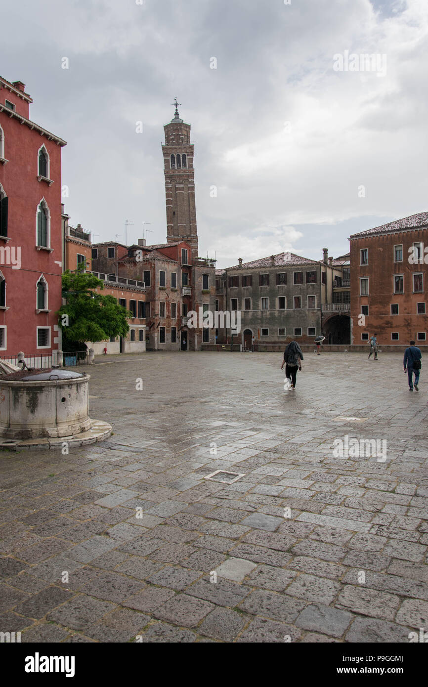 L'Europa, Italia, Veneto, Venezia. La gente camminare sotto la pioggia su Venezia a campo Sant'anzolo. Foto Stock