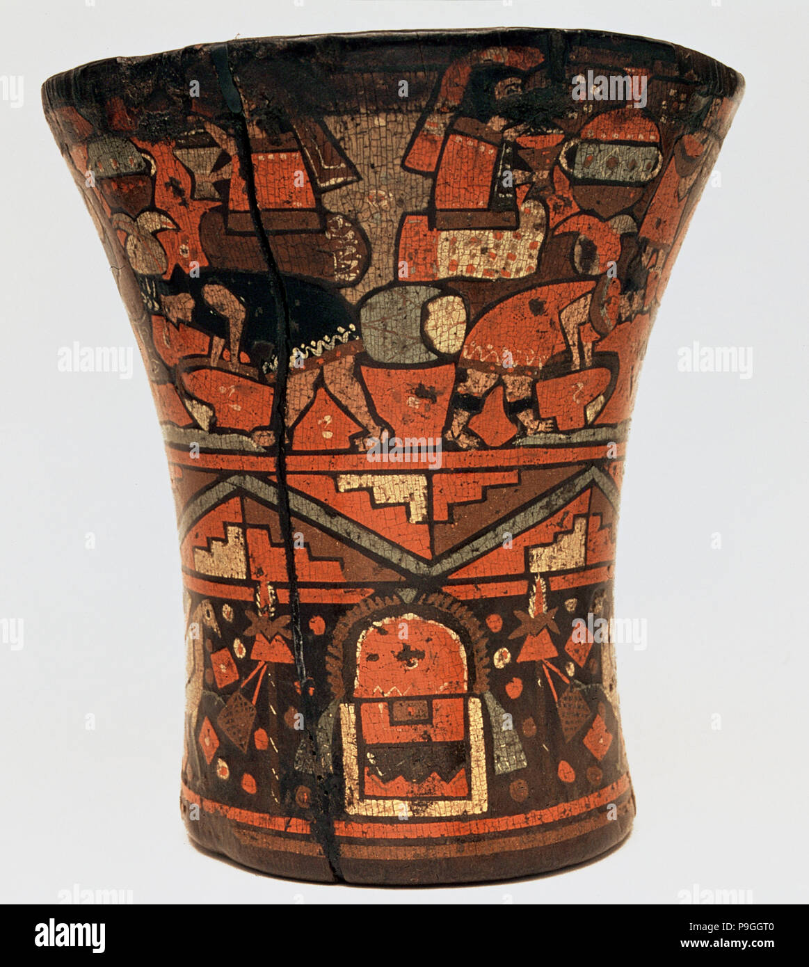 Kero o recipiente di cerimoniale con scene agricoli in legno dipinto, 1500-1700, parte dell'Inca … Foto Stock