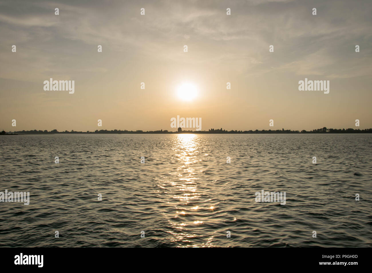 L'Europa, Italia, Veneto, Venezia. Suggestivo tramonto sulla laguna di Venezia (laguna di Venezia) visto dal vaporetto (acqua) tram voce Punta Sabbioni. Foto Stock