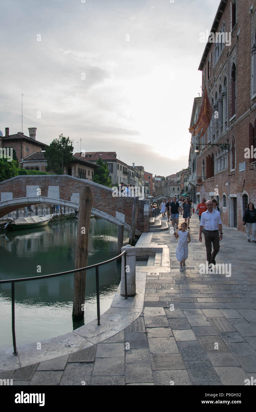 L'Europa, Italia, Veneto, Venezia. La gente visita Venezia, passeggiate lungo il canale su fondamenta Minotti. Foto Stock