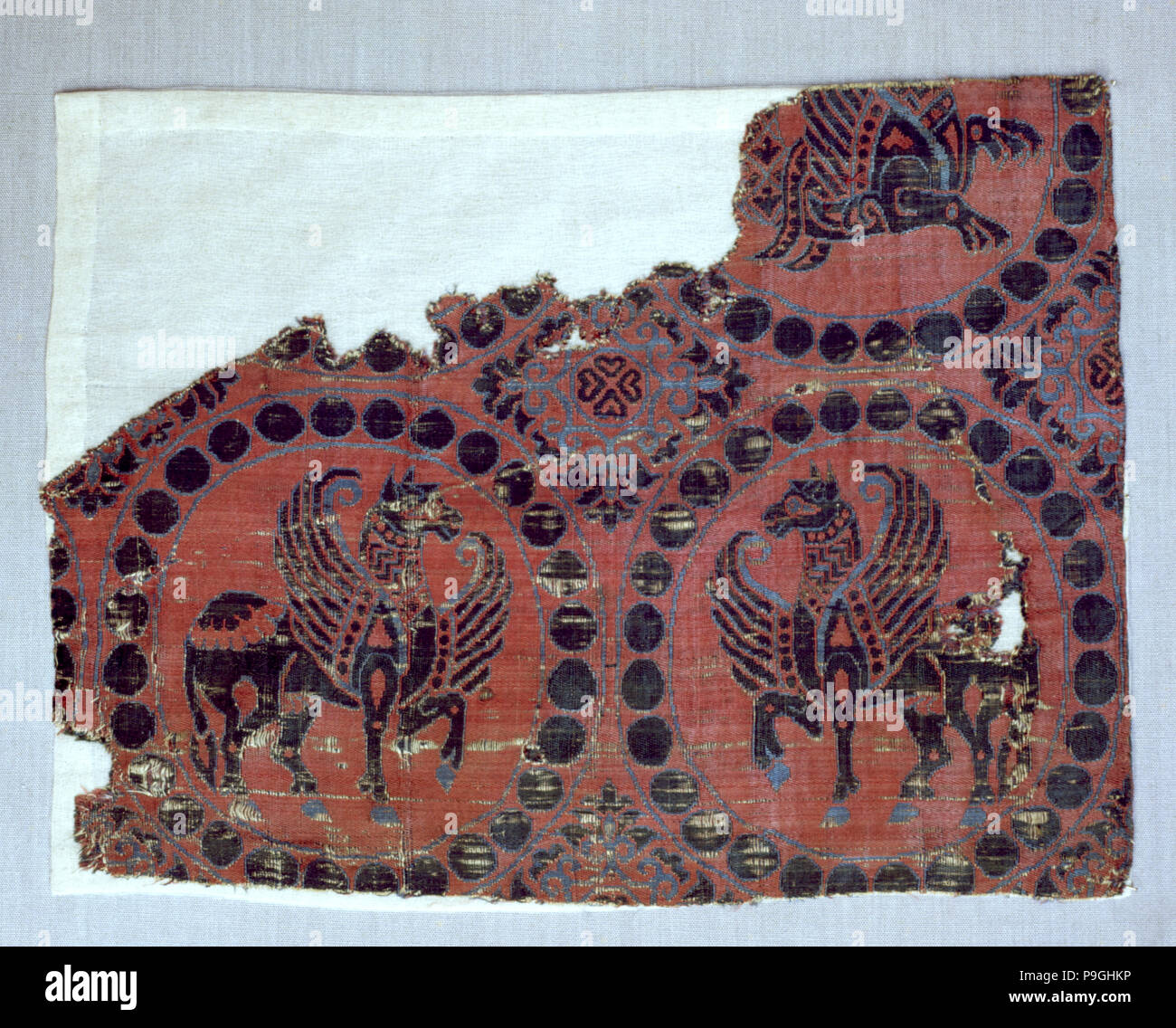 Tessuto di seta con decorazione di cavalli alati, dal Monastero di Santa Maria de l'Estany. Foto Stock