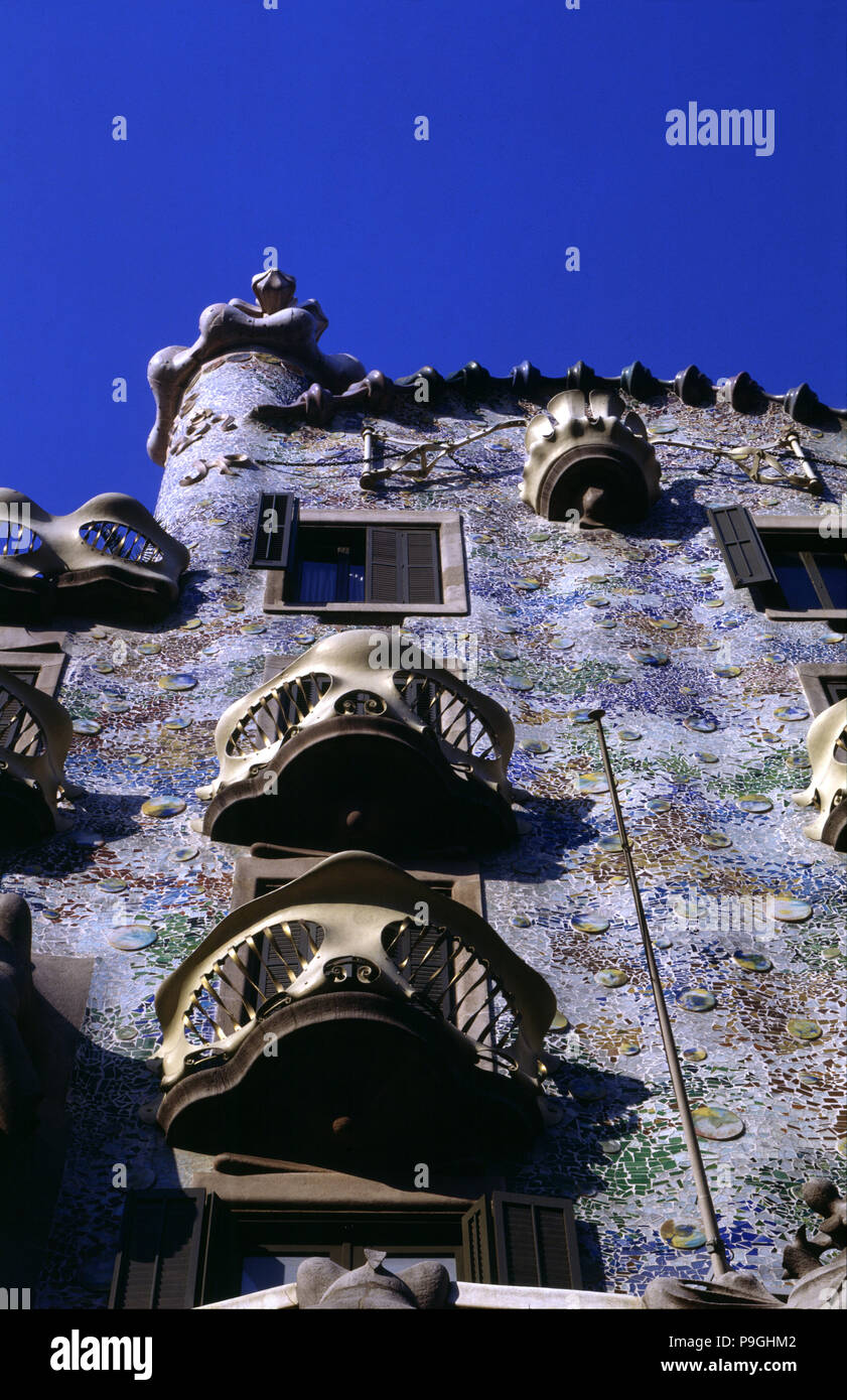 Casa Batllo, progettato da Antoni Gaudí. Dettaglio dei balconi della facciata. Foto Stock