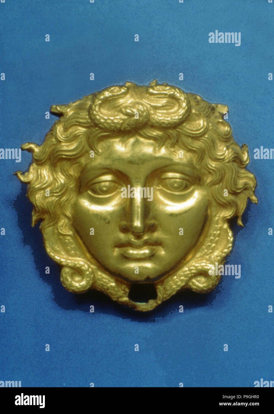 La testa della Gorgone Medusa in oro di goffratura, pezzo dalla tomba reale a Vergina (350 BC). Foto Stock