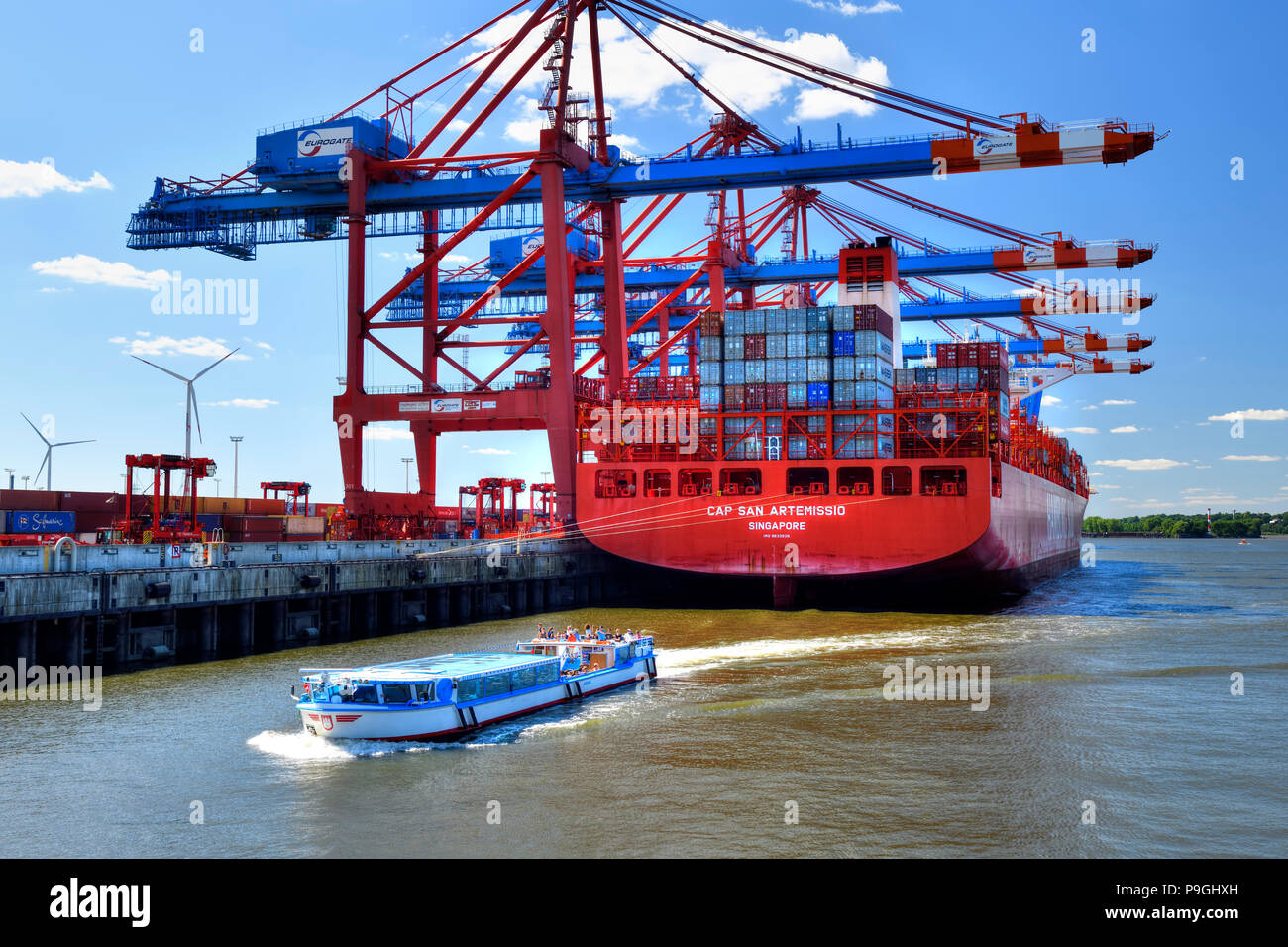 Nave container nel porto di Amburgo, Germania, Europa Foto Stock