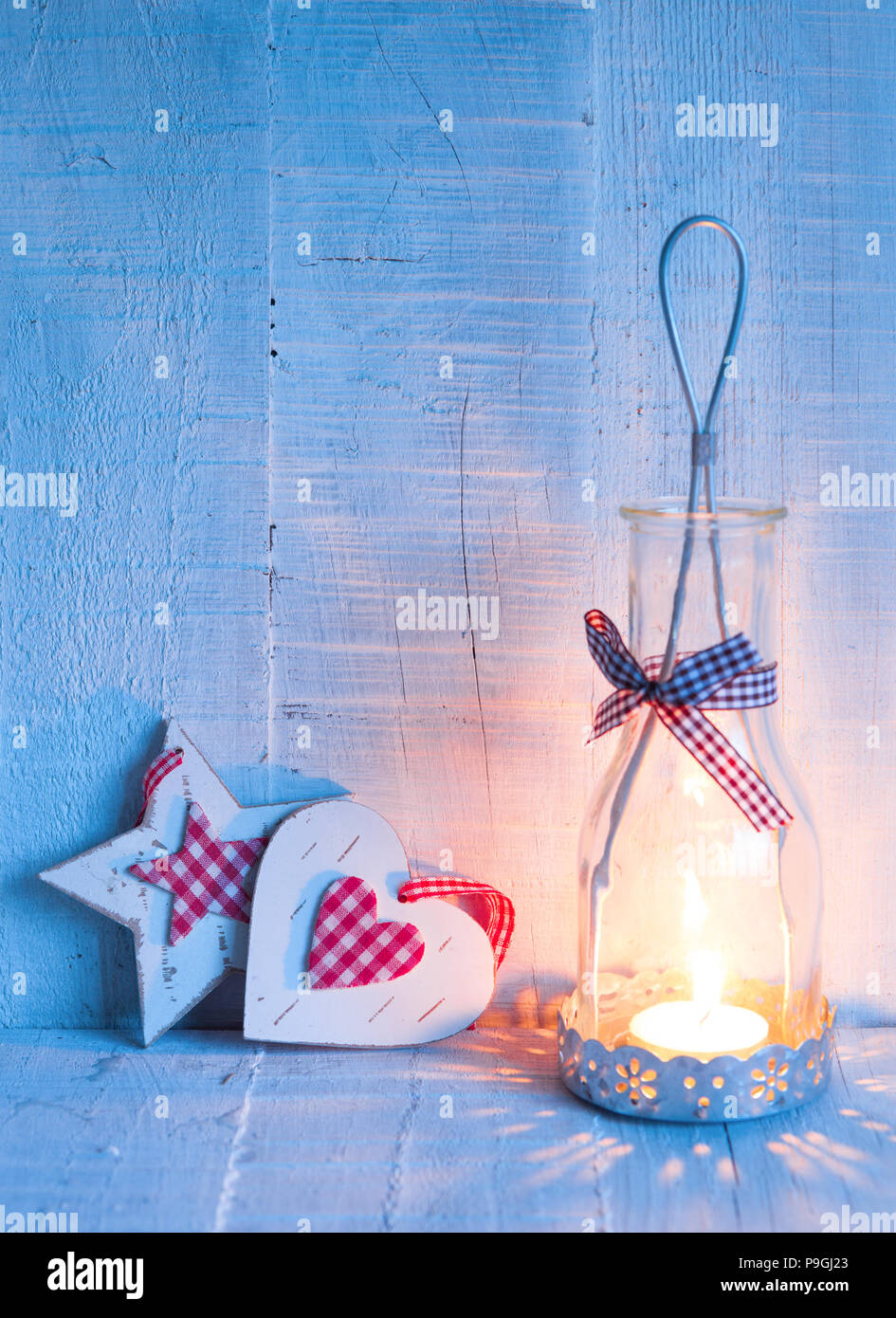 Le decorazioni di Natale e lanterna di sera . Tonica immagine. Focus sul cuore Foto Stock