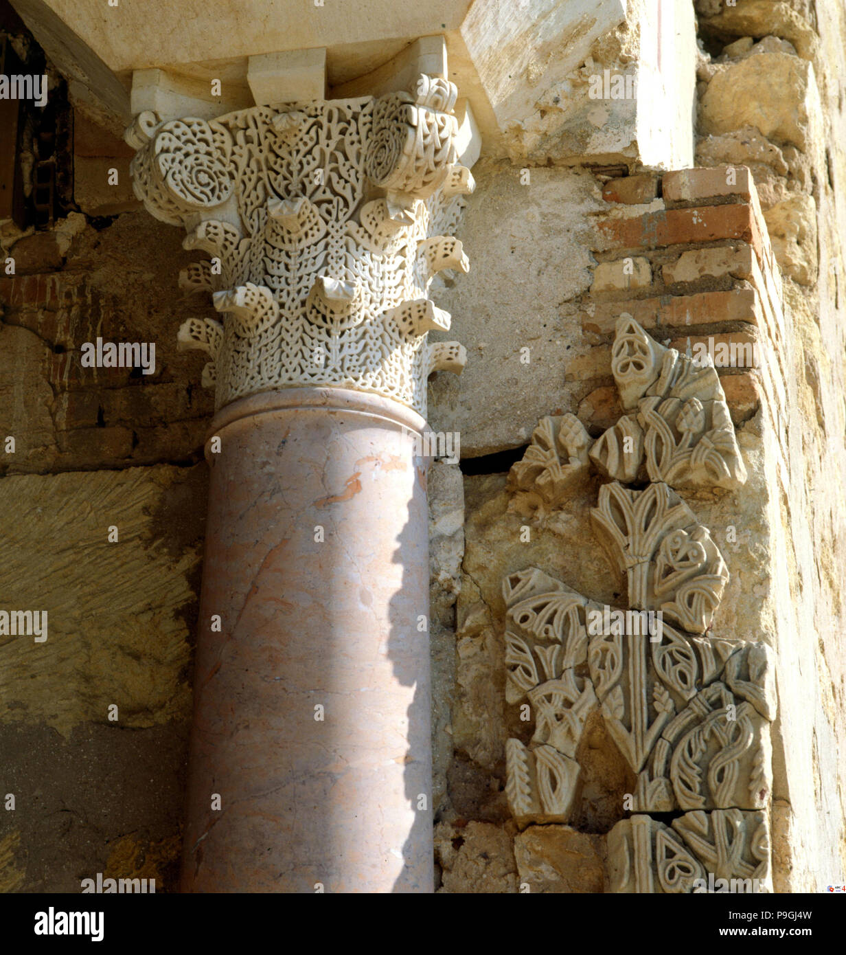 Dettaglio di un marmo scolpito colonna di Medina Azahara, costruzione iniziata da Almanzor nel 10t… Foto Stock