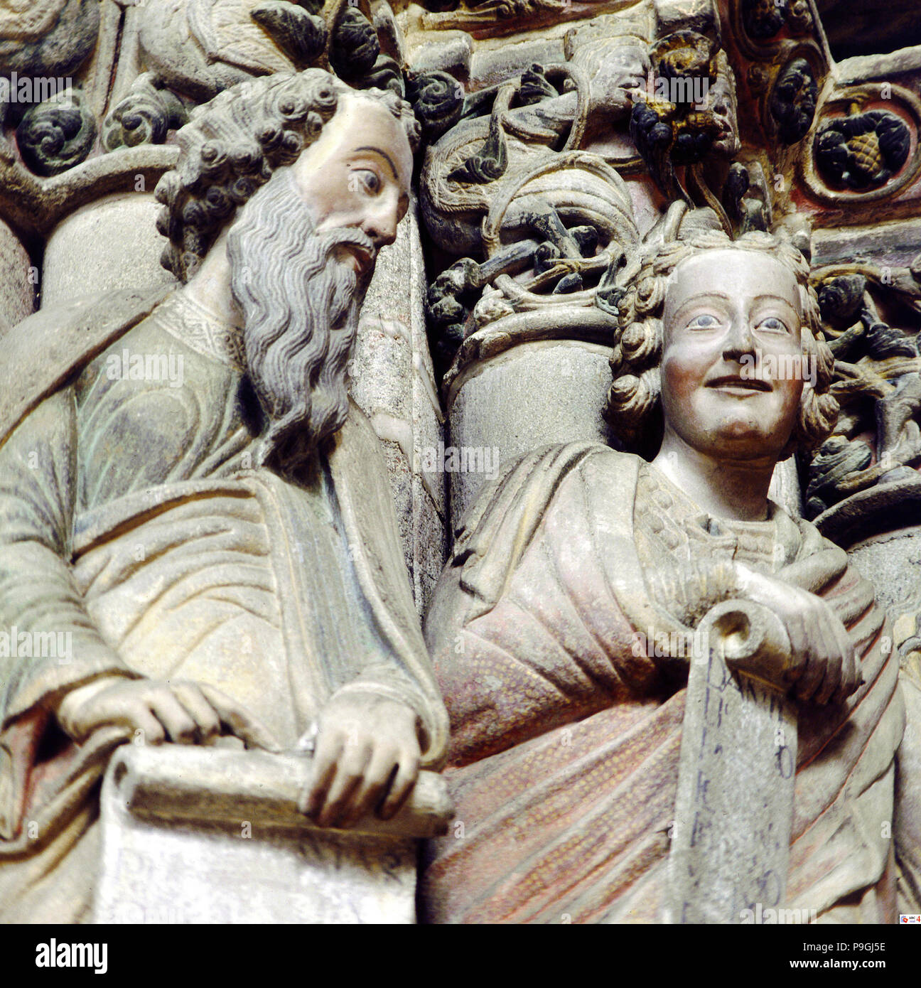 Dettaglio degli apostoli nella facciata del Portico della Gloria della Cattedrale di Santiago de … Foto Stock