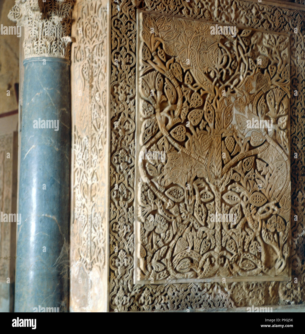 Particolare di una colonna, una capitale e il muro della sala degli ambasciatori di Medina Azahara, costruito da… Foto Stock