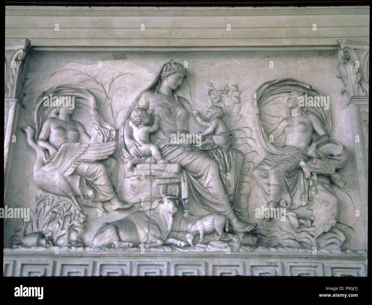 Ara Pacis Augustae, rilievo raffigurante la terra fecondato, 9 b.C.. Foto Stock