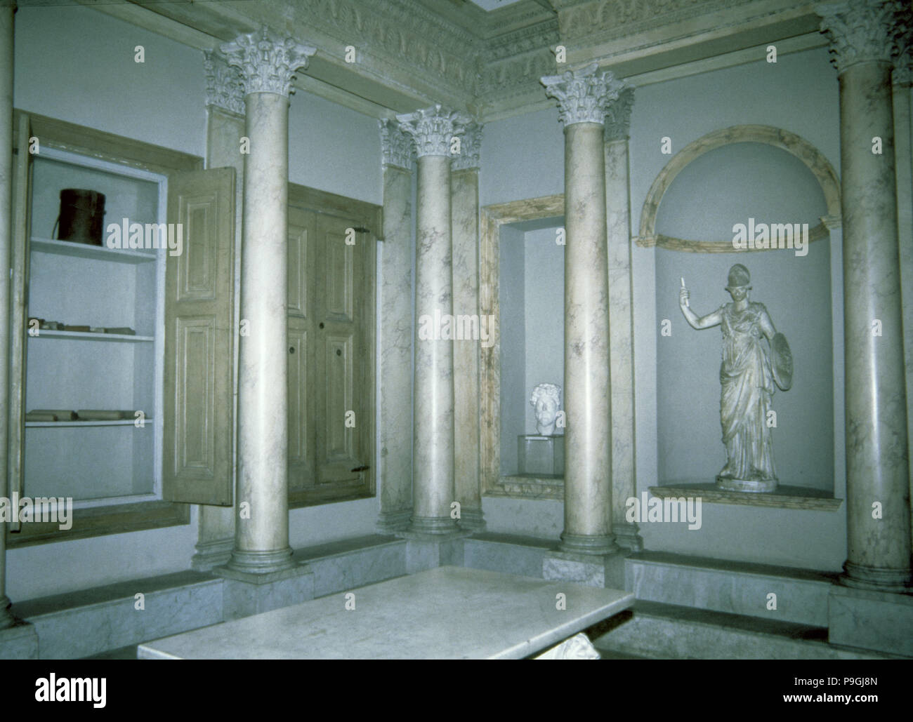 La ricostruzione della biblioteca di una nobile casa romana. Foto Stock