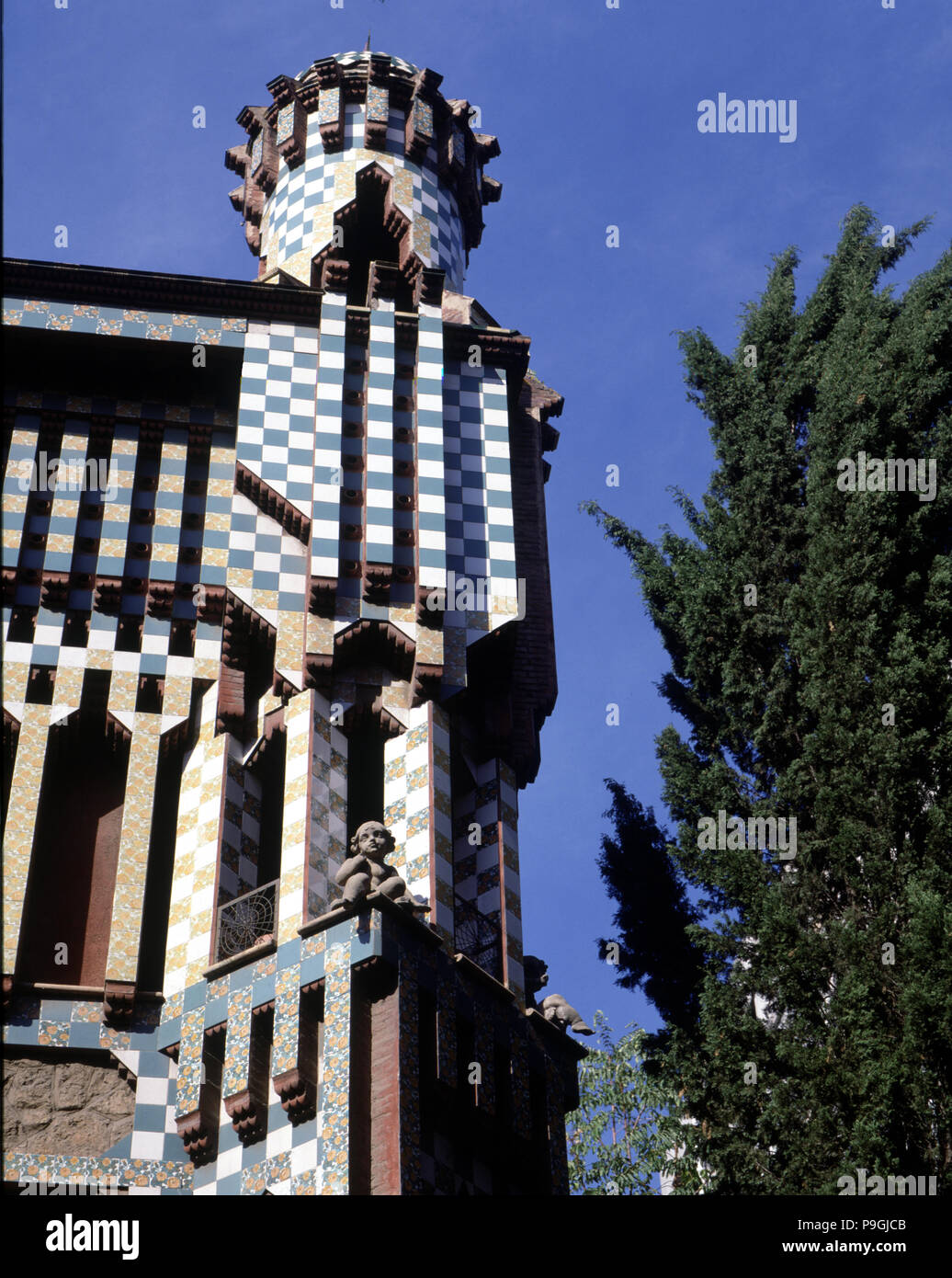 Dettaglio della parte superiore della facciata della Casa Vicens, 1883-1888, progettato da Antonio Gaudi. Foto Stock