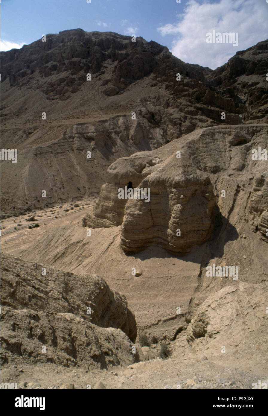 Vista sulle montagne di Qumran nel deserto della Giudea valley, grotte dove antichi testi ebraici… Foto Stock