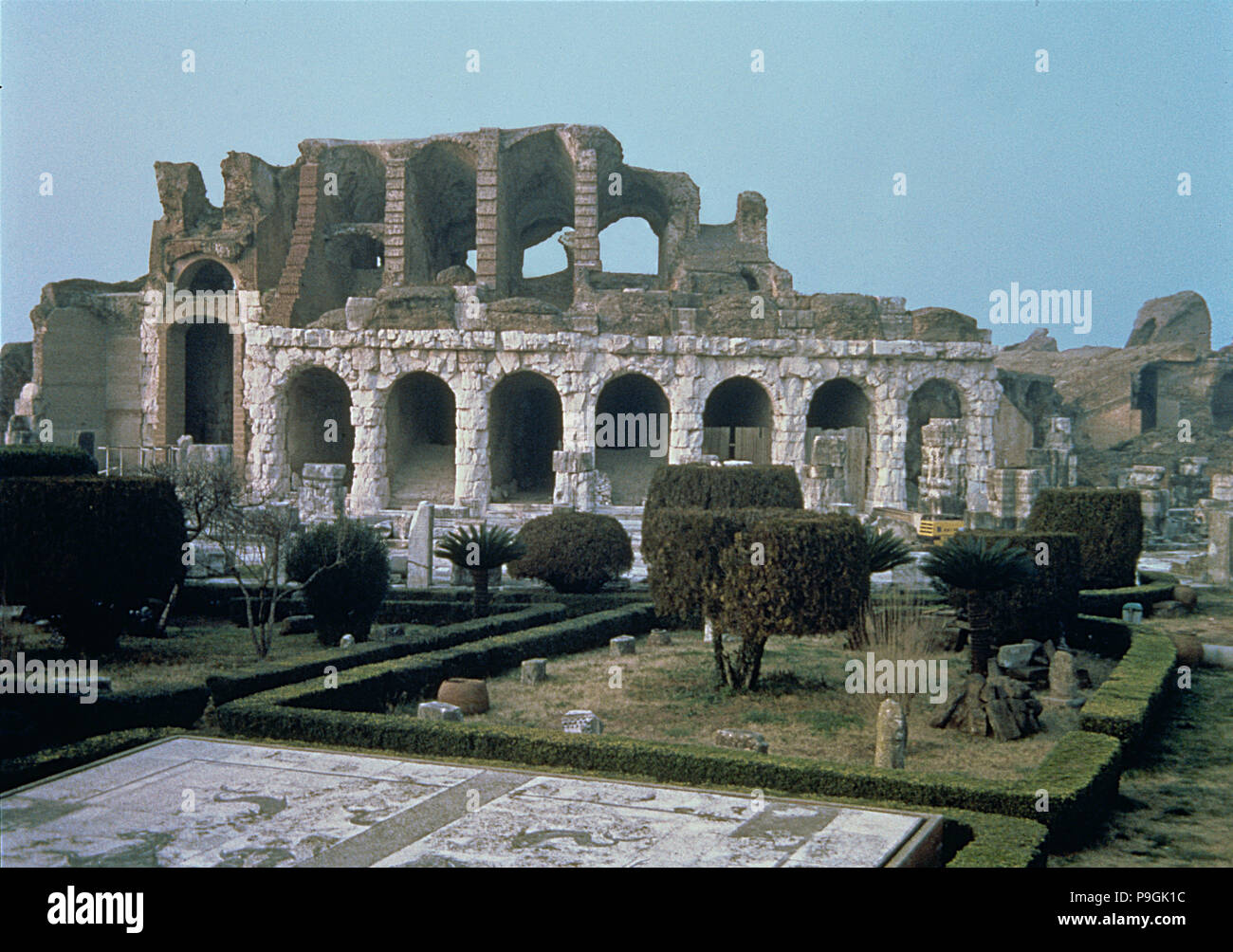 Rovine dell'anfiteatro dove la rivolta di Spartacus sinistra, è il secondo più grande nel … Foto Stock