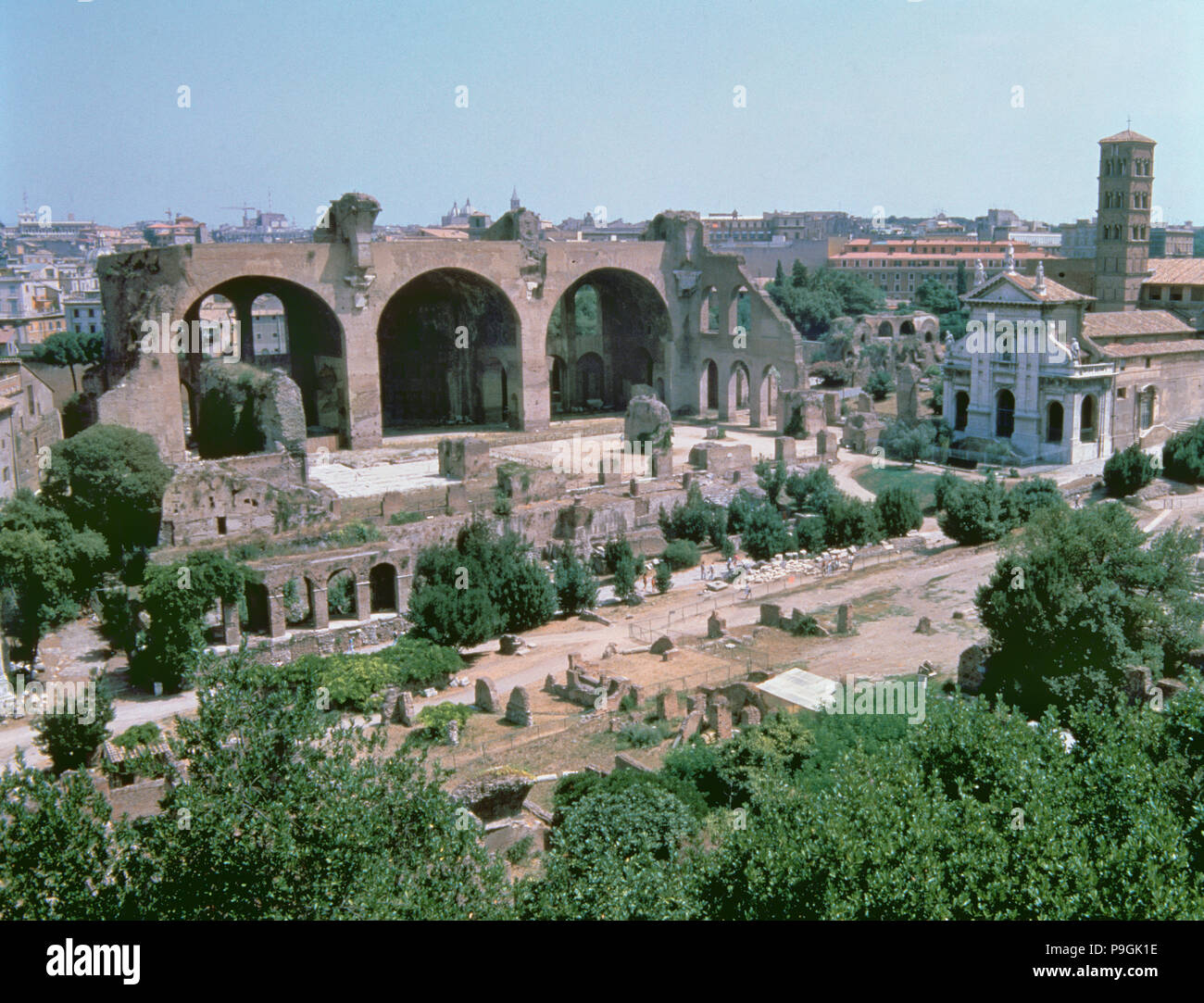 Panoramica del forum con la Basilica di Costantino a Roma. Foto Stock