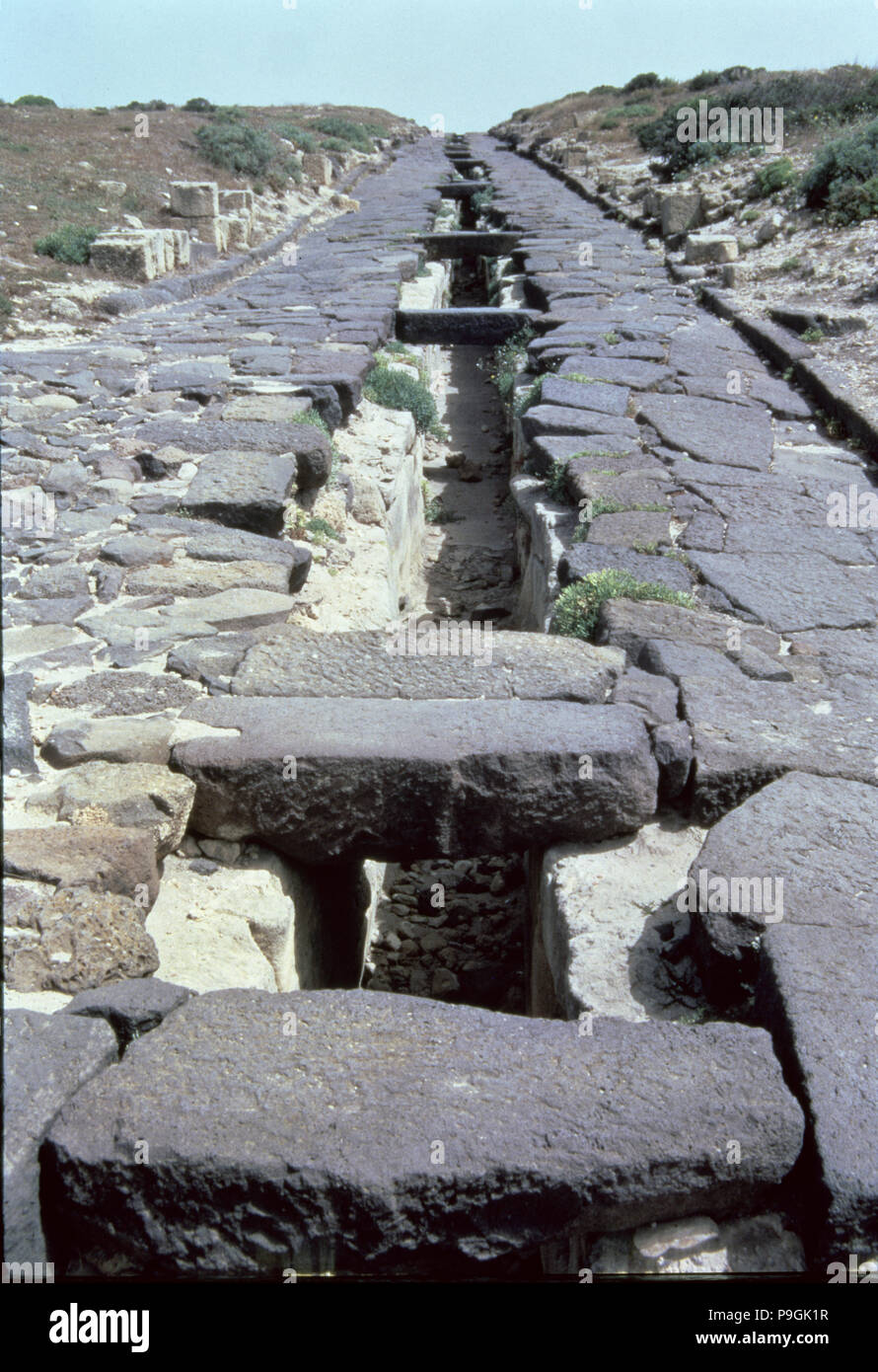 Cardus Maximus Street con conduzione sotterranee di acqua in fenicio-punico-romano della città… Foto Stock