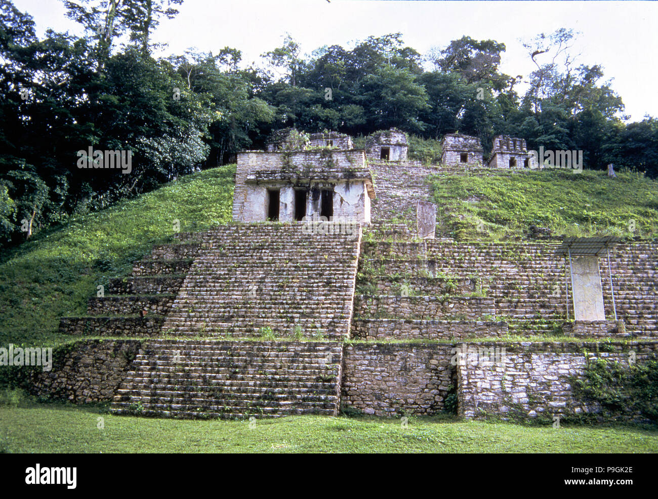Vista di una piramide in rovine maya di Bonampak. Foto Stock