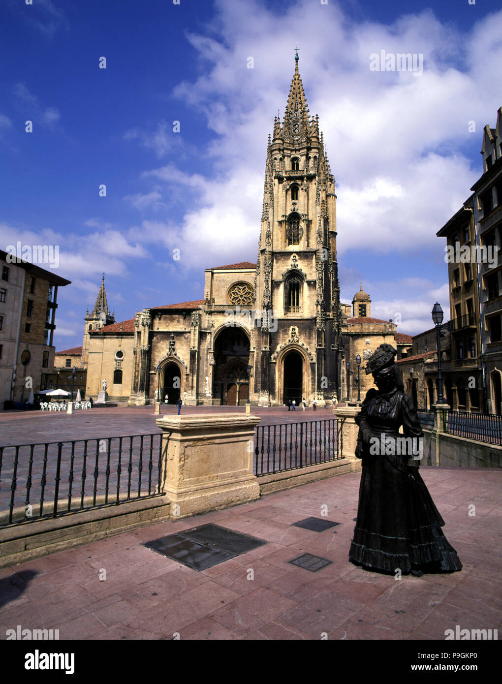 Vista esterna della Cattedrale di Oviedo con la scultura di una donna in primo piano. Foto Stock