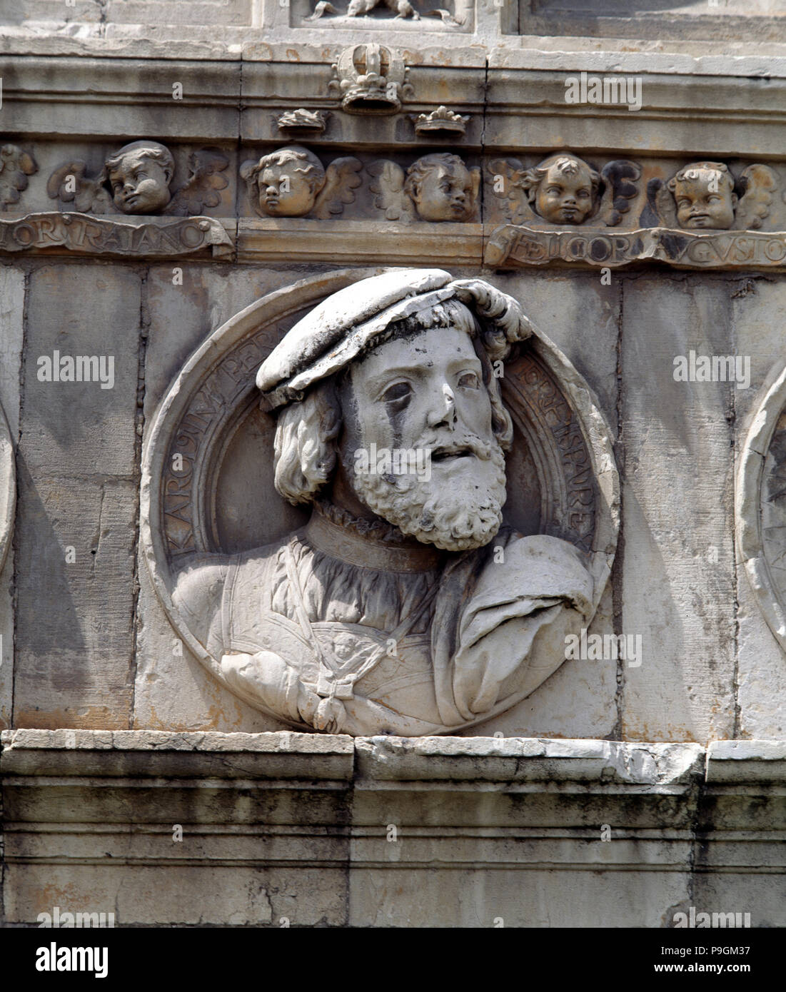 Medaglione in pietra sulla facciata del vecchio ospedale di San Marcos che rappresenta il re Carlo I di… Foto Stock