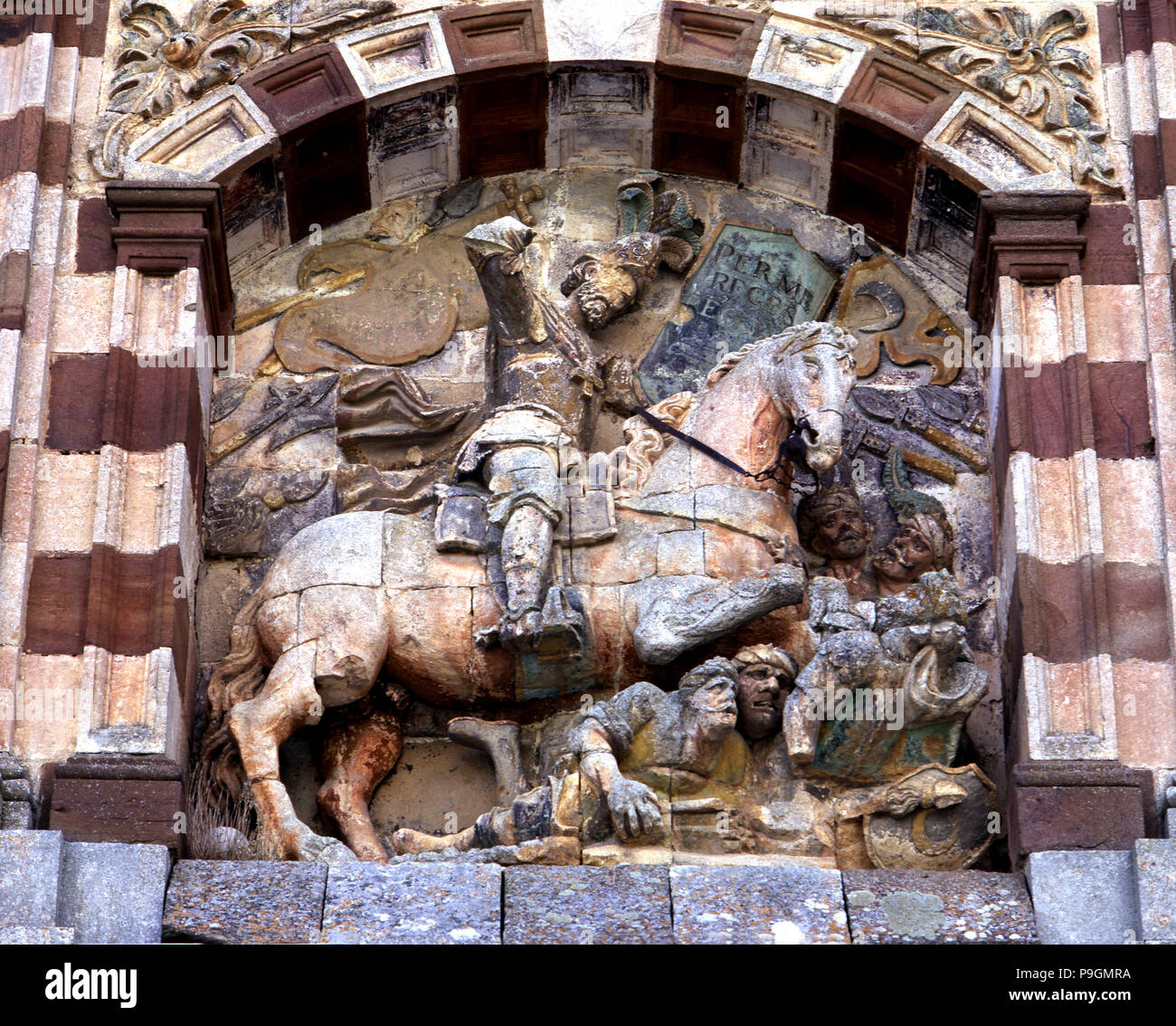 La figura equestre sulla facciata del monastero di San Pedro de Cardena, Abbazia Trappista trova … Foto Stock