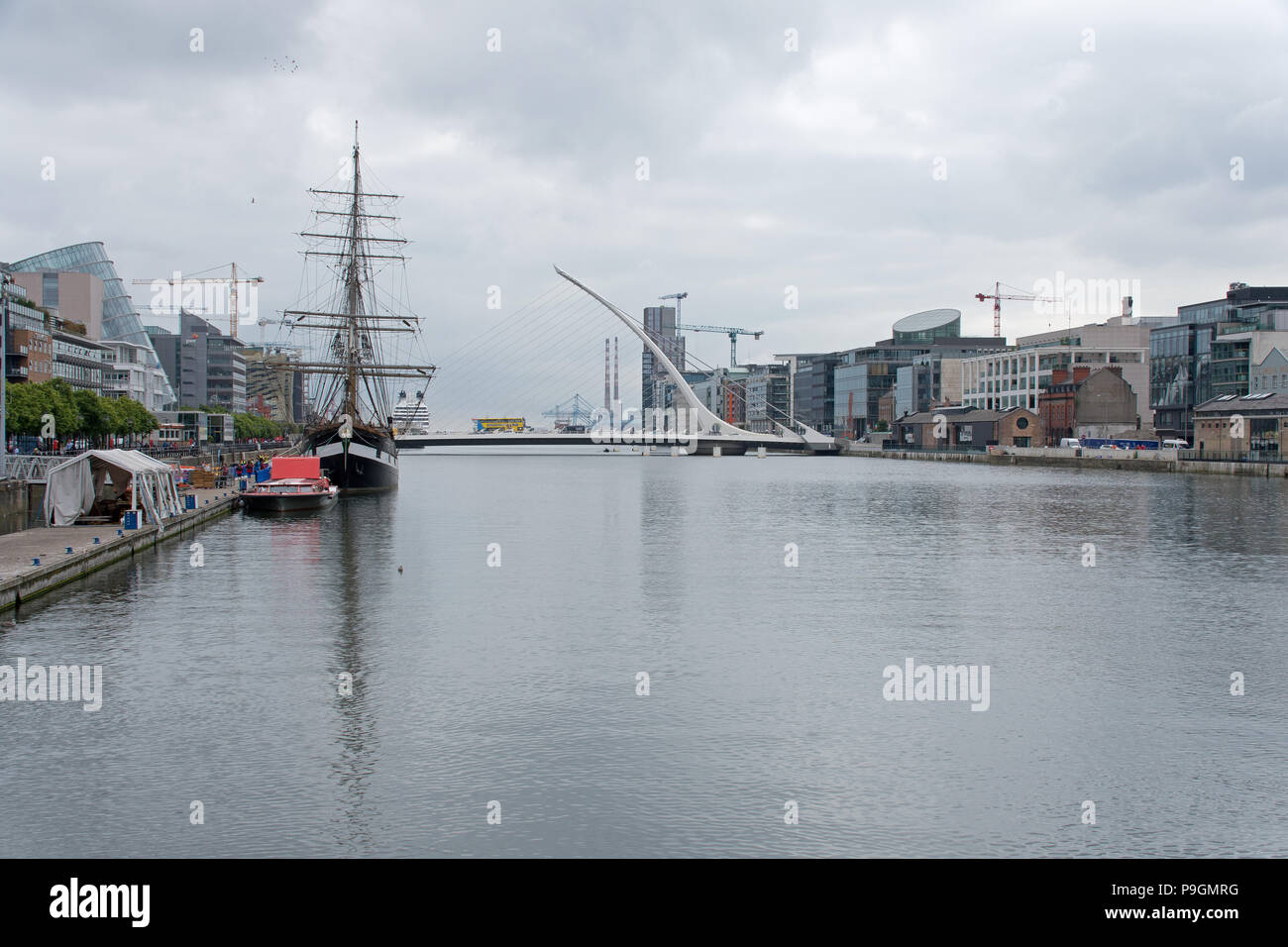 Vecchia nave a vela sul fiume Liffey, Samuel Beckett Bridge e il CCD, Dublino, Irlanda Foto Stock