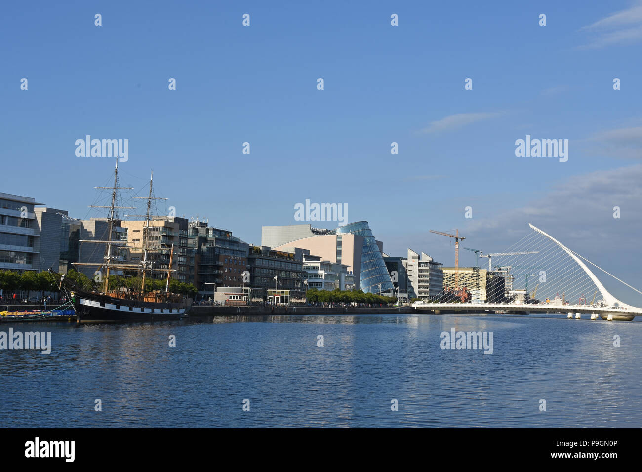 Nave a vela sul fiume Liffey, Samuel Beckett Bridge e il CCD a Dublino, Irlanda Foto Stock
