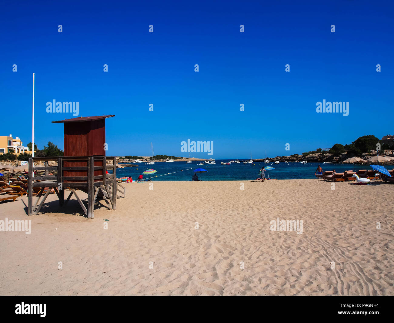 Una vita stazione di guardia sul Port D'es Torrent beach in Ibiza, Isole Baleari, Spagna Foto Stock