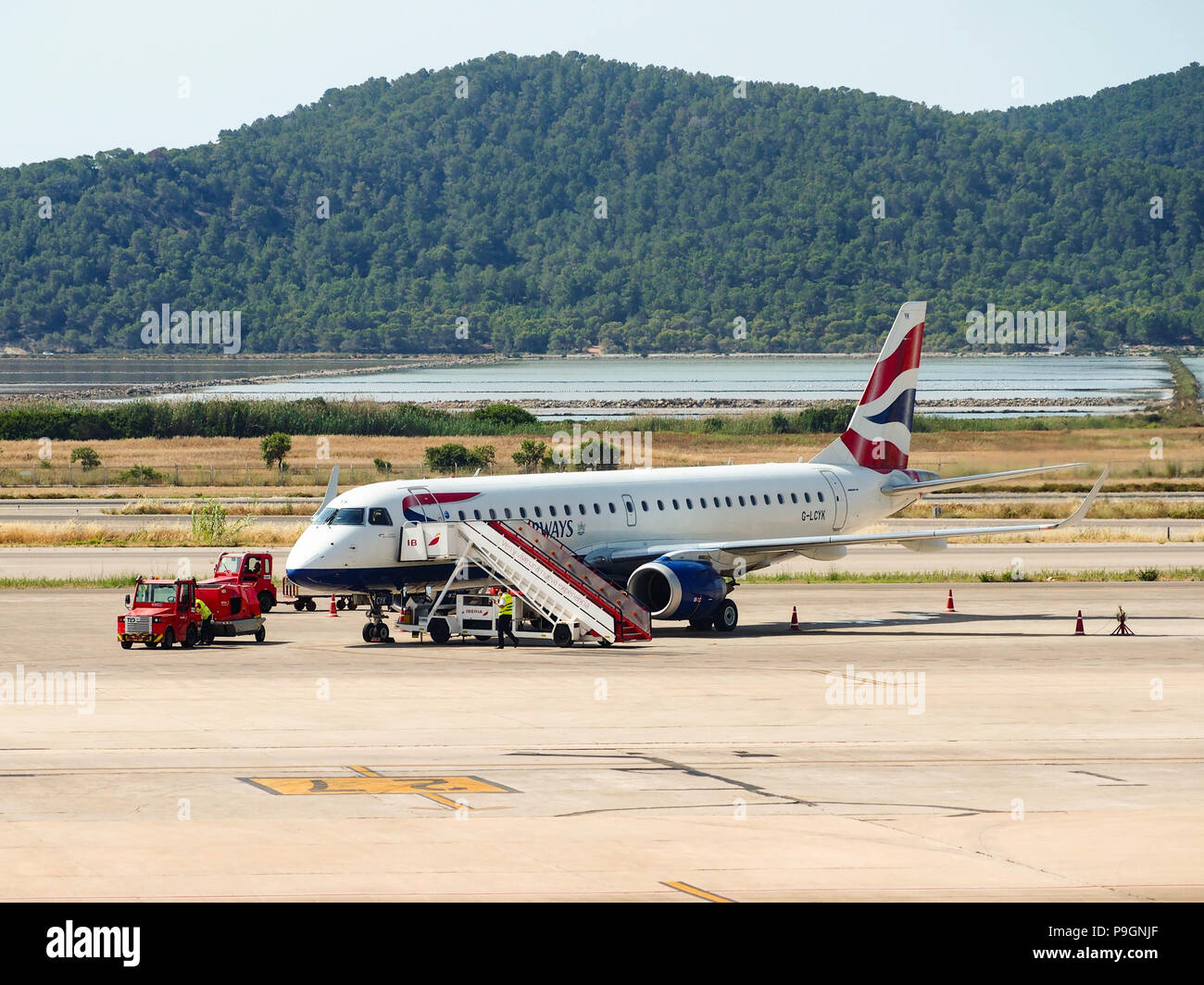 Un britannico airlways Embraer ERJ-190SR all'aeroporto di Ibiza Foto Stock