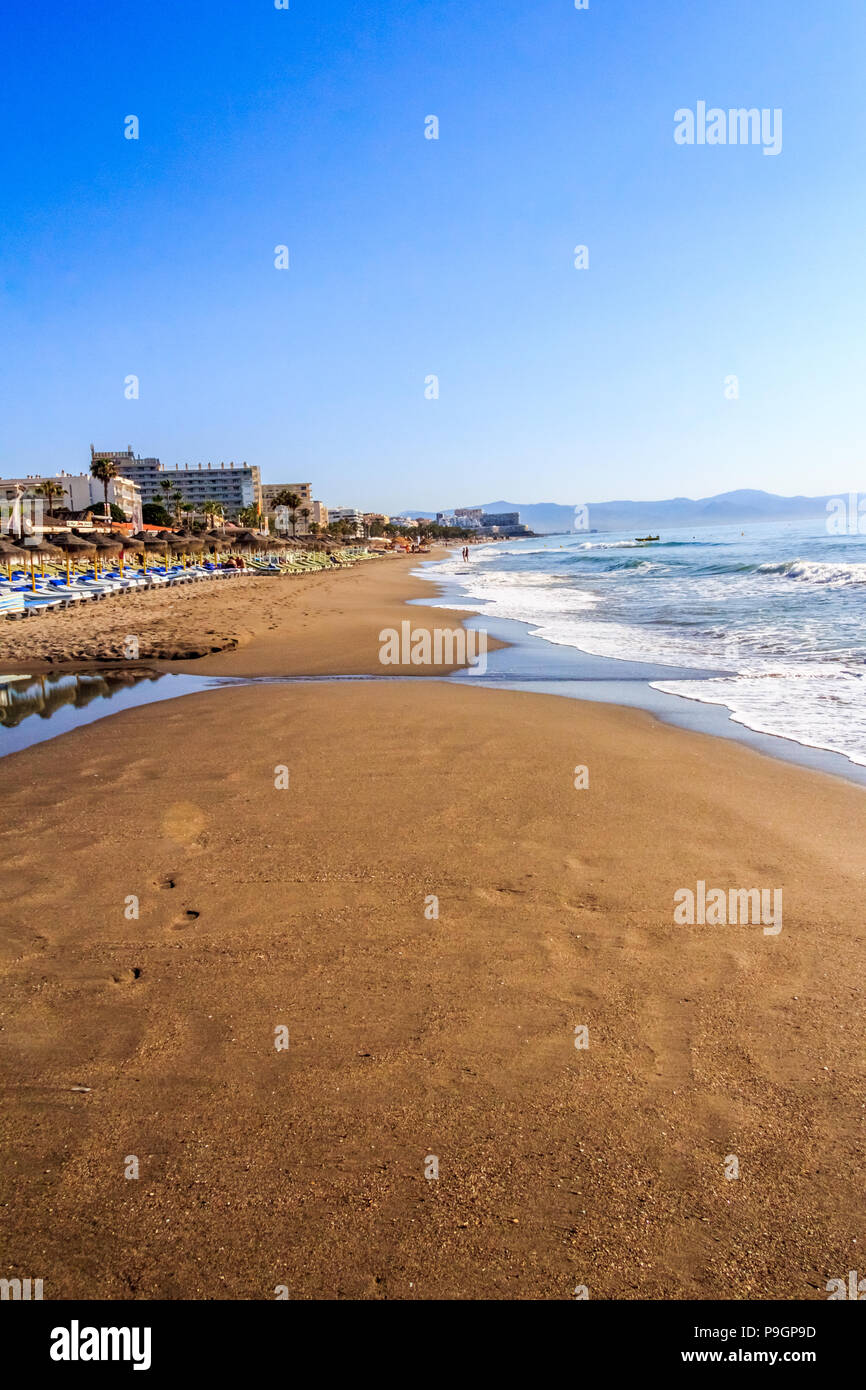 La mattina presto, spiaggia di Benalmadena, Costa del Sol, Spagna Foto Stock