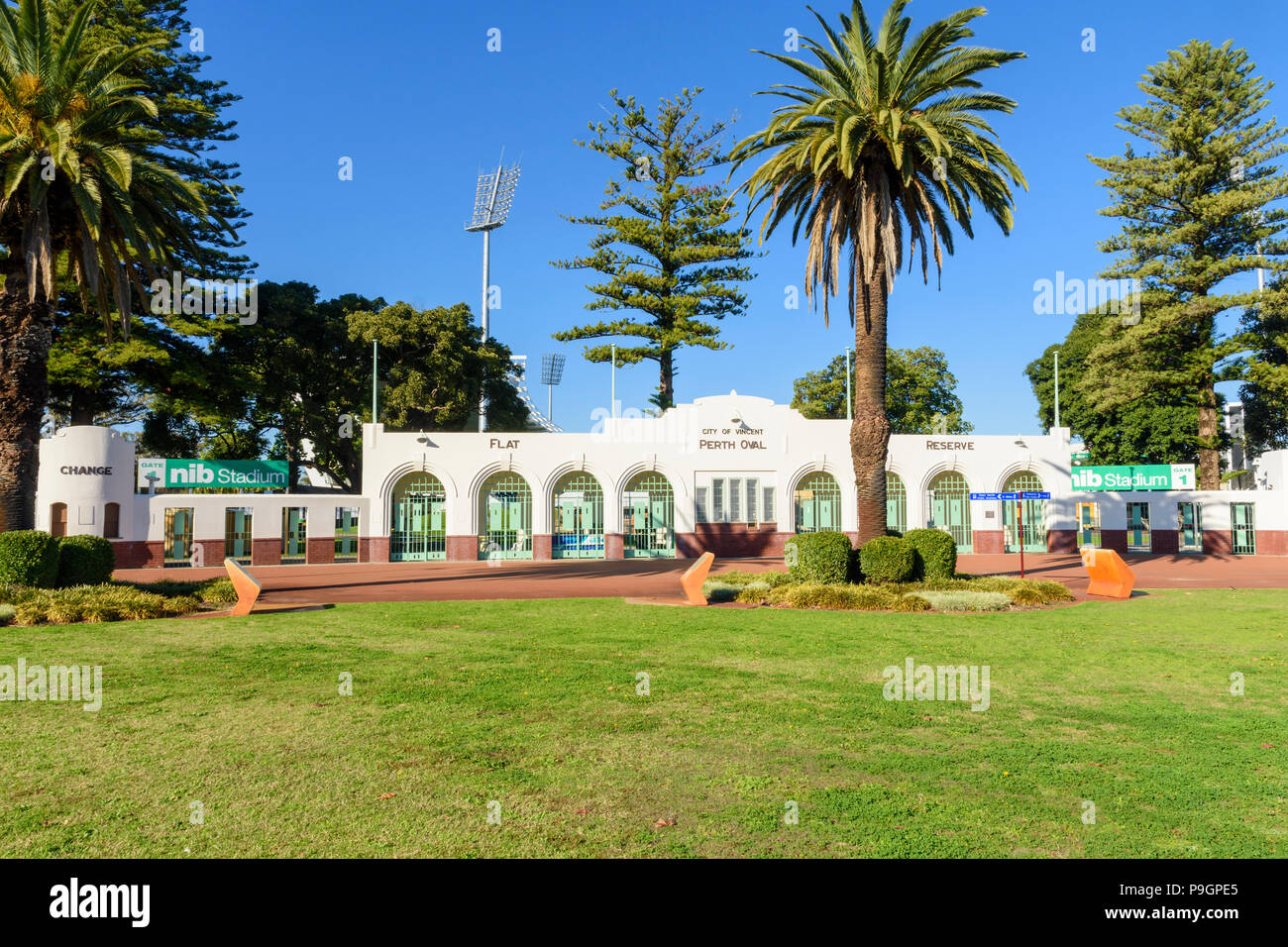 Patrimonio culturale cancelli di ingresso a Perth ovale, noto come pennino Stadium, Perth, Western Australia Foto Stock