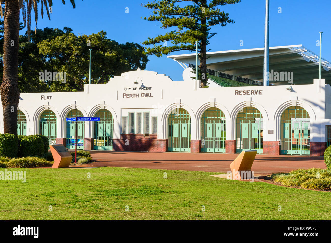 Patrimonio culturale cancelli di ingresso a Perth ovale, noto come pennino Stadium, Perth, Western Australia Foto Stock