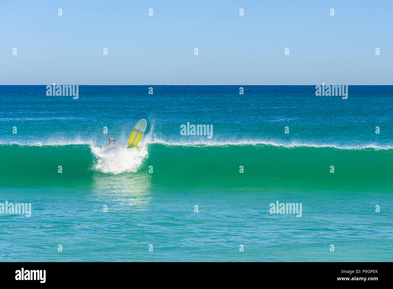Surfer wipeout su un piccolo break in spiaggia wave a Scarborough Beach, Australia occidentale Foto Stock